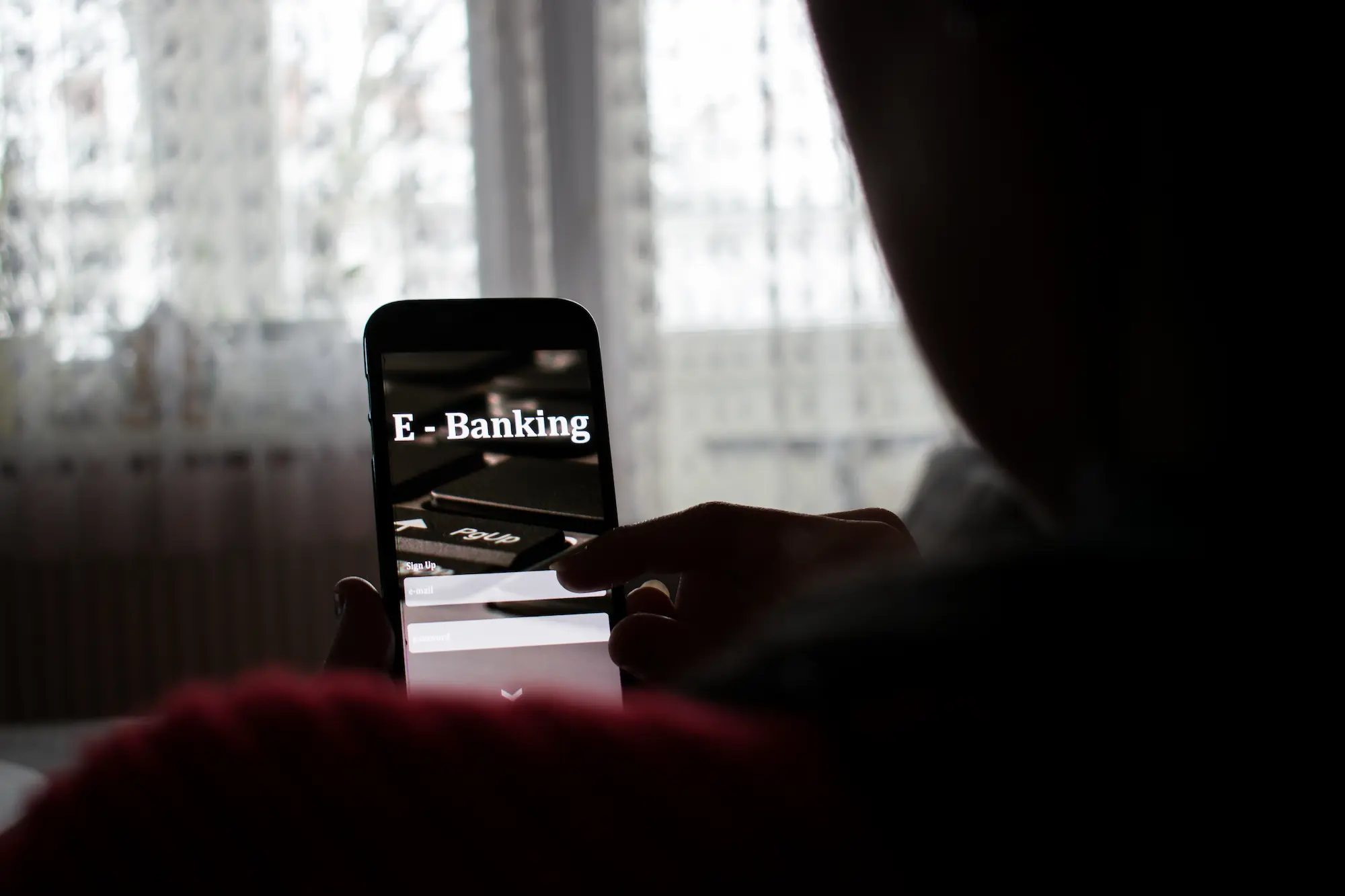 Cyfryzacja Usług Finansowych: Jak Technologia Przekształca Sektory Bankowe i Inwestycyjne?”